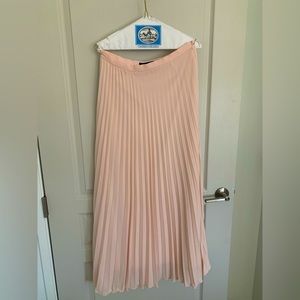 Banana Republic Light pink pleated flowy midi skirt . Size 4